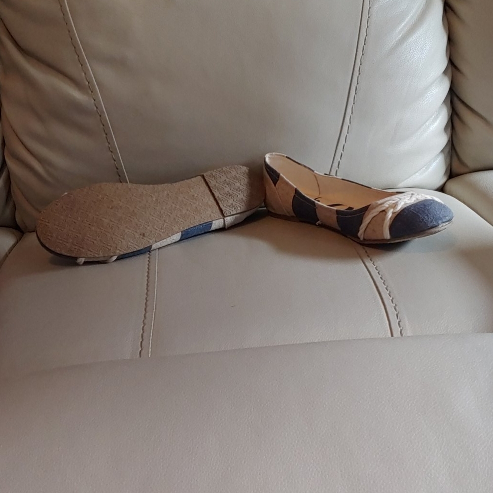 Shoes - Picture 3 of 4